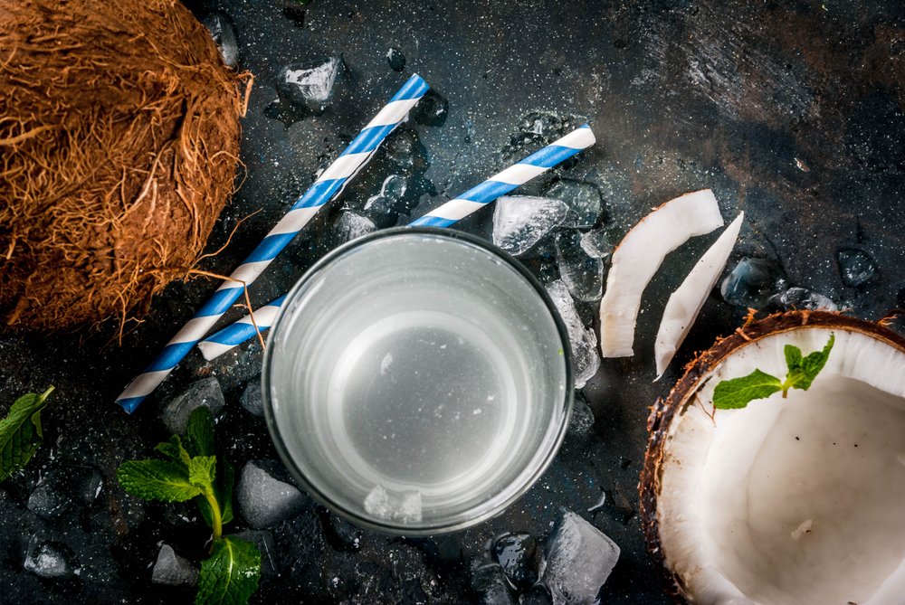 Agua de coco fresca en un vaso