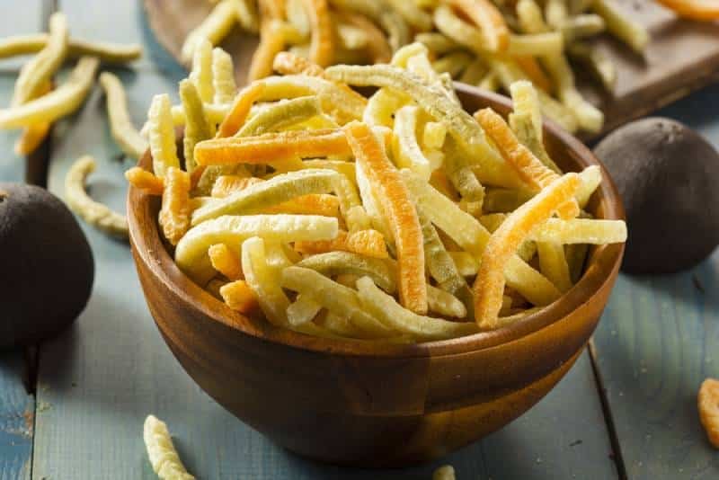 pajitas vegetales en un cuenco de madera