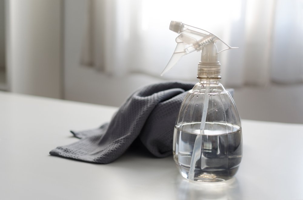 Botella de spray llena de agua pura y vinagre