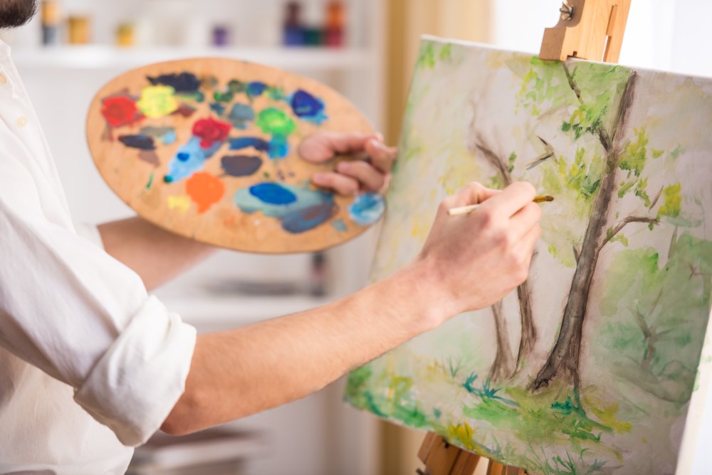 hombre pintando por diversión